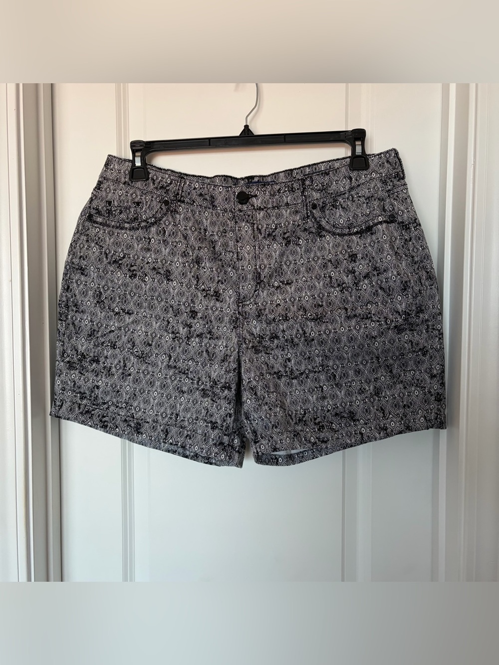 Bandolino Black and White Amy Short
Size 14